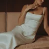 Anabella elfenbensfarget sateng-maxidress med snøring