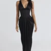 Angeline svart sateng-maxidress med timeglassform – begrenset utgave