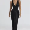 Angeline svart sateng-maxidress med timeglassform – begrenset utgave