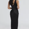 Angeline svart sateng-maxidress med timeglassform – begrenset utgave