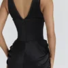 Angeline svart sateng-maxidress med timeglassform – begrenset utgave