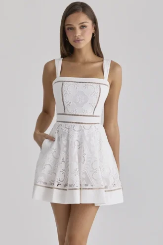 Ava White skreddersydd mini-sommerkjole i bomull med broderie anglaise