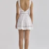 Ava White skreddersydd mini-sommerkjole i bomull med broderie anglaise