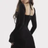 Babydoll-minikjole i svart fløyel med halterneck