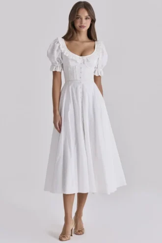 Bella hvit babydoll-midikjole med broderie anglaise