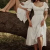 Bella hvit babydoll-midikjole med broderie anglaise