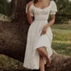 Bella hvit babydoll-midikjole med broderie anglaise