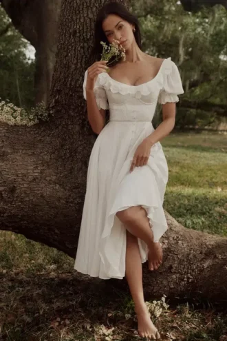 Bella hvit babydoll-midikjole med broderie anglaise