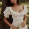 Bella hvit babydoll-midikjole med broderie anglaise