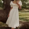 Bella hvit babydoll-midikjole med broderie anglaise