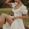 Bella hvit babydoll-midikjole med broderie anglaise
