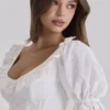 Bella hvit babydoll-midikjole med broderie anglaise