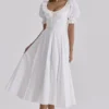 Bella hvit babydoll-midikjole med broderie anglaise