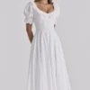 Bella hvit babydoll-midikjole med broderie anglaise