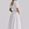 Bella hvit babydoll-midikjole med broderie anglaise