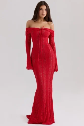Belle rød off-shoulder maxi-kjole i blomsterblonder