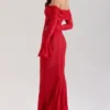 Belle rød off-shoulder maxi-kjole i blomsterblonder