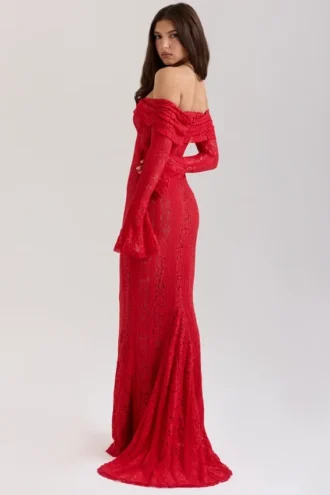 Belle rød off-shoulder maxi-kjole i blomsterblonder