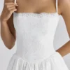 Chloe hvit skreddersydd minikjole i blonder og bomull med broderie anglaise