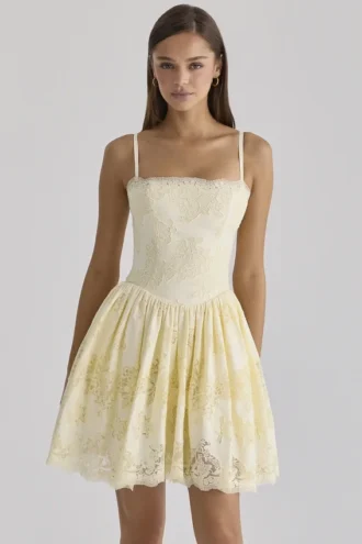 Chloe Lemon skreddersydd minikjole i bomull med broderie anglaise