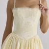 Chloe Lemon skreddersydd minikjole i bomull med broderie anglaise