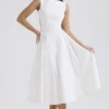 Cindy hvit twill midilengde sommerkjole