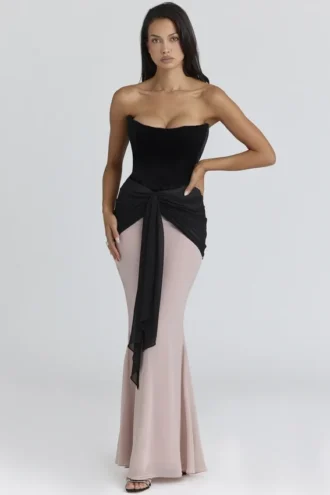 Clara svart og rosa chiffon-maxidress – begrenset utgave