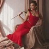 Colette Scarlet Satin Midi-skjørt med lav midje