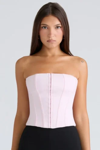 Den stroppeløse rosa stretch-korsetter-toppen