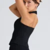 Den svarte stretch-korsetteren med halterneck-topper