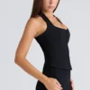 Den svarte stretch-korsetteren med halterneck-topper
