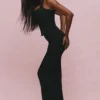 Det svarte bodycon-skjørtet med paneler