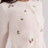 Evelina kremfarget ullcardigan med broderi