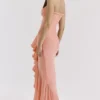 Gabbi Peach Mesh-aftenkjole med volanger foran