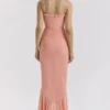 Gabbi Peach Mesh-aftenkjole med volanger foran