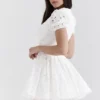 Imani hvit plissert minikjole i broderie anglais