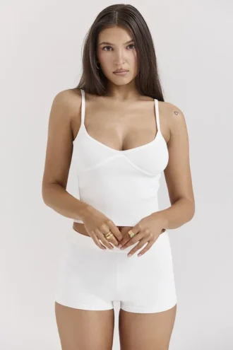 Kai hvite sommerstrikkede hotpants