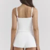 Sommerhvit, delikat strikket topp