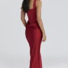 Kira rød satinkorsetter-maxidress