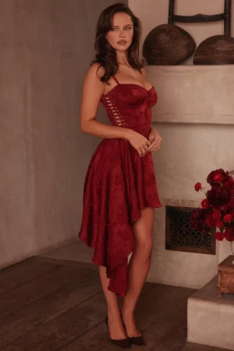 Lola vinrød jacquard-satin drapert minikjole