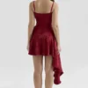 Lola vinrød jacquard-satin drapert minikjole