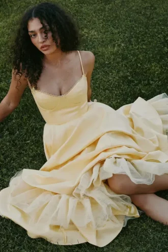 Mademoiselle solgul sateng- og tyll-midikjole