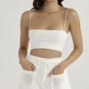 Mae hvite shorts med broderie anglaise