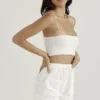 Mae hvite shorts med broderie anglaise