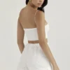 Mae hvite shorts med broderie anglaise