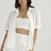 Mae hvite shorts med broderie anglaise