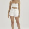 Mae hvite shorts med broderie anglaise