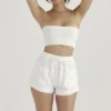 Mae hvite shorts med broderie anglaise