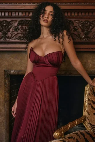 Marcella Berry plissert sateng-maxidress