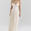 Marcella Ivory Georgette plissert maxikjole